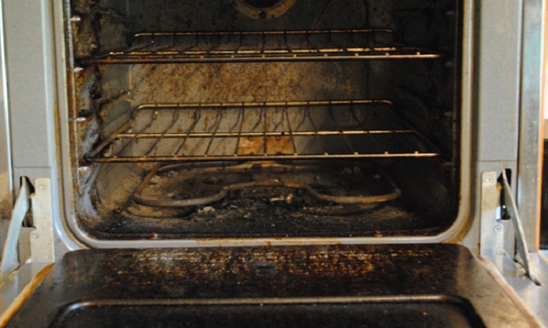 Как быстро и легко очистить духовку: простой способ с пищевой пленкой, который работает даже при сильном налёте