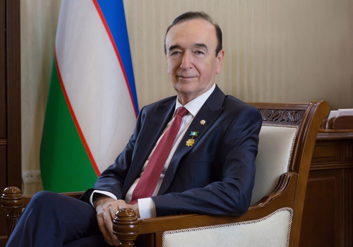    Первые научные работы Шавката Аюпова были посвящены теории топологических векторных пространств над неархимедово нормированными полями, гомоморфизмам специальных колец и теории двойственности для топологических модулей. За цикл работ в этом направлении в 1977 году он был удостоен премии Академии наук Узбекистана для молодых ученых.