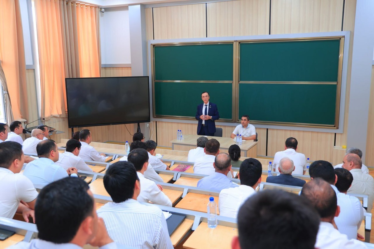    До своего назначения на должность президента Академии наук Узбекистана Шавкат Аюпов работал директором Института математики имени В. И. Романовского Академии наук Республики Узбекистан с 1992 года.