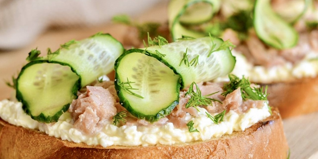 Брускетта с тунцом