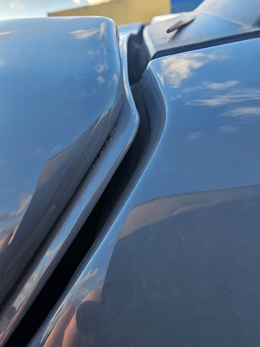 Место повреждения ЛКП под спойлером