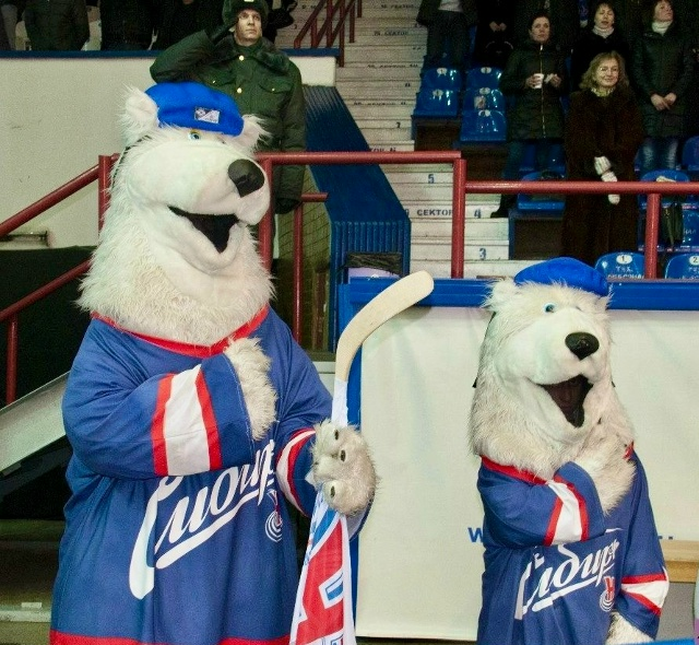 В один из сезонов талисманами хоккейного клуба были два медведя
