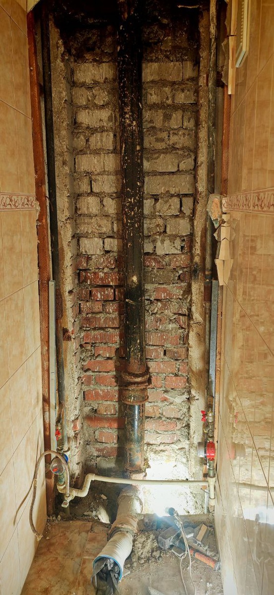 Старый канализационный стояк в Петровском районе Донецка