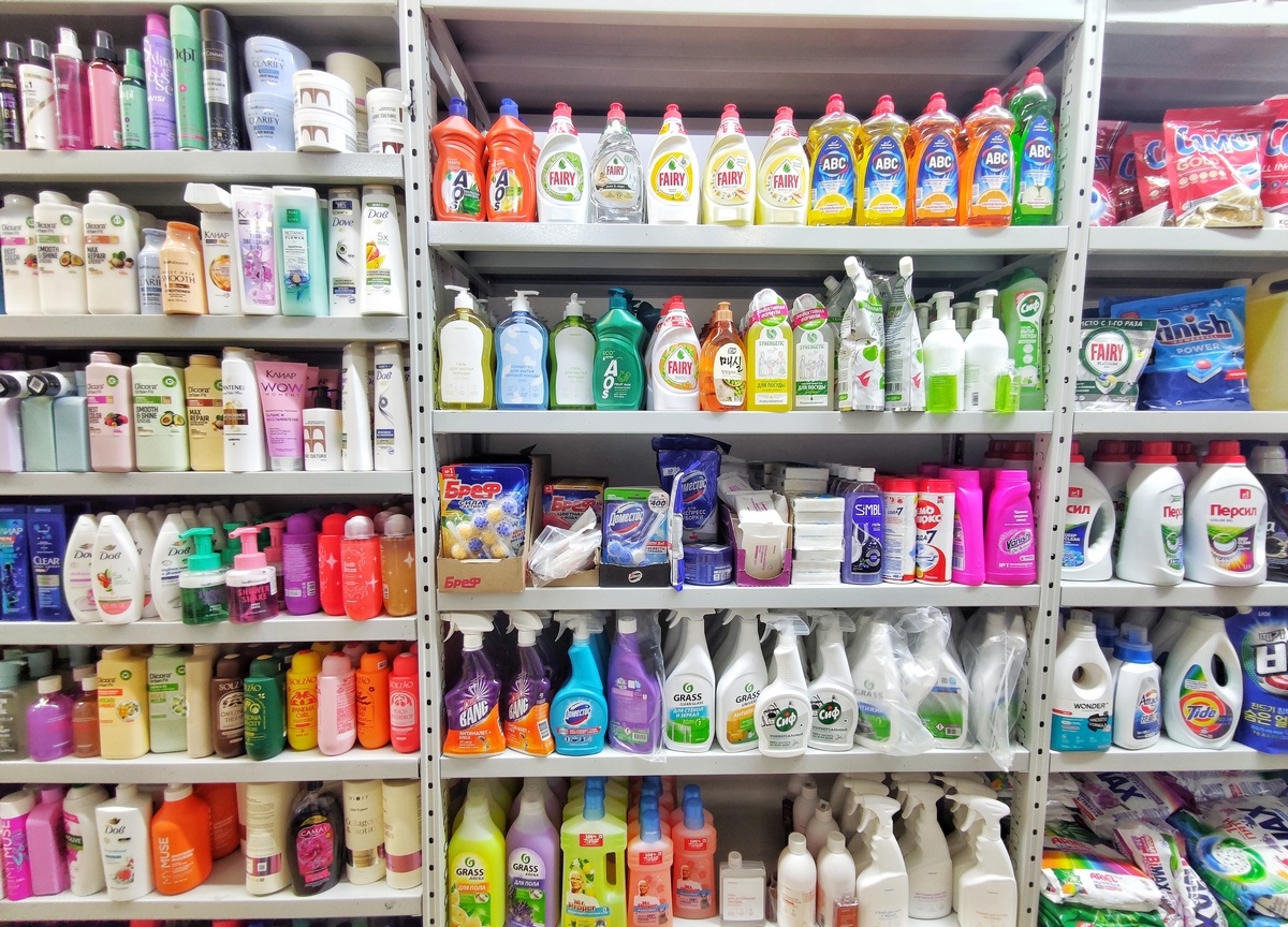 Хозтовары на полках в ЦФЗ Самоката