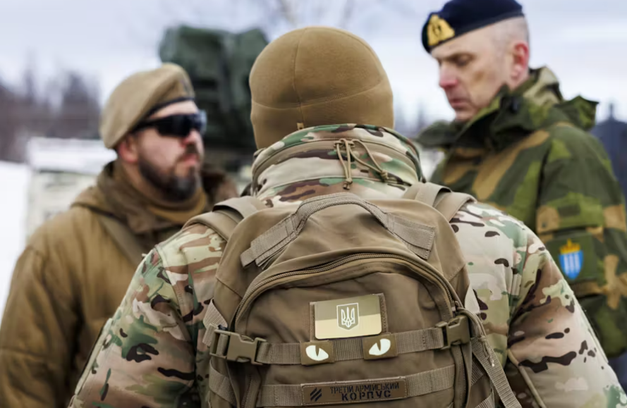 Пока одни сражаются, другие уклоняются от мобилизации. Конфликт, который всё больше разделяет общество © Imago