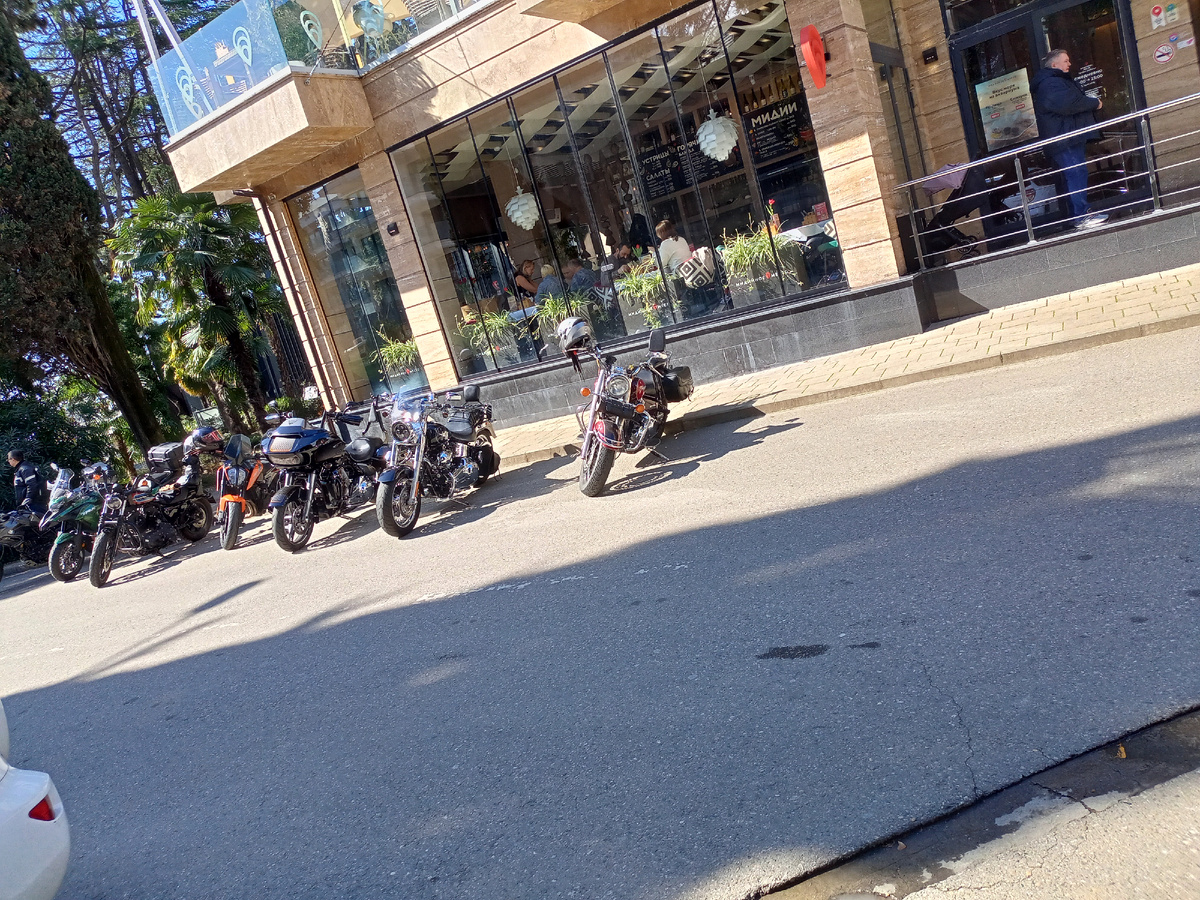 На выходе из парка сфотографировала для мужа, он любит мотоциклы)