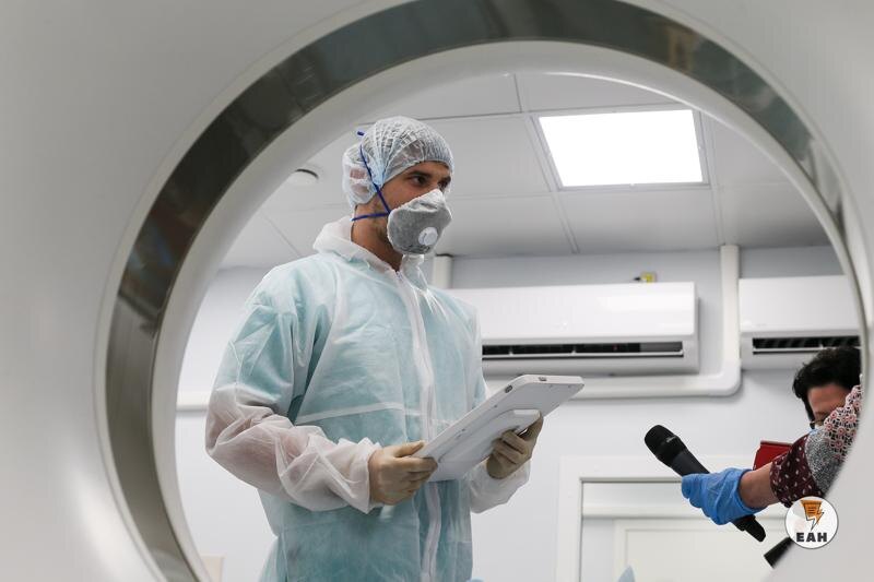    ЕАН. Врач у рамки МРТ
