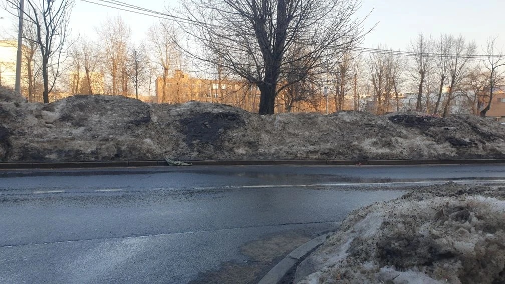 Вдоль дороги сугробы еще большие