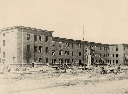 Завод № 169. Первое заводоуправление, 1946 г. Источник: сайт интерактивного музея «Красцветмета», www.ktm-museum.proektmarketing.ru