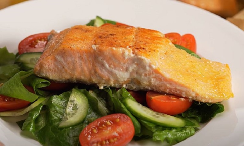 Жарим рыбу на бумаге для выпечки: нежный вкус и минимум масла 