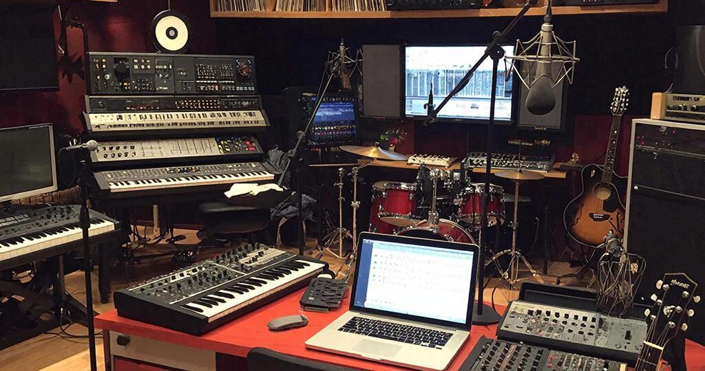 Как артист становится “своим”: полный разбор механики привязанности аудитории