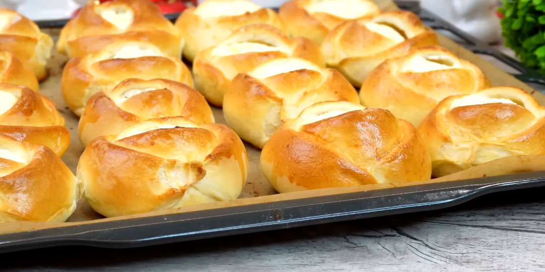 Ватрушки с творогом, те самые по бабушкиному рецепту, но делаю их в виде розочек. А вкусные какие...