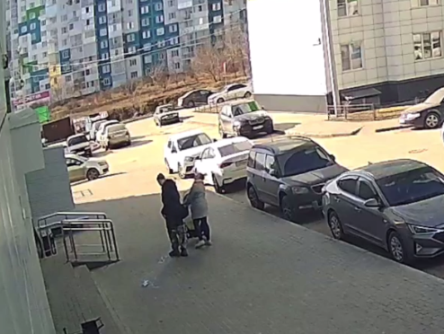Сброшенная с верхнего этажа бутылка едва не попала в пару с коляской в Воронеже