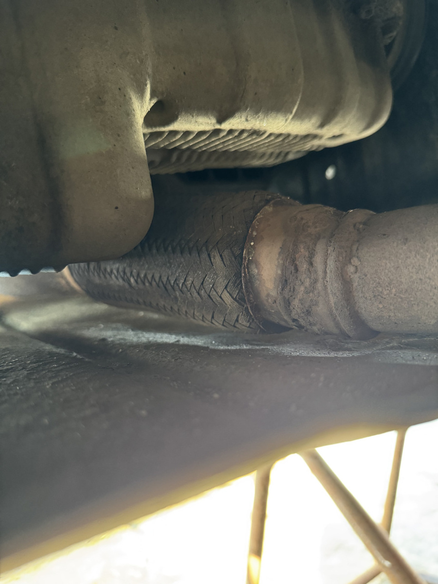 Расстояние между приёмной трубой и защитой