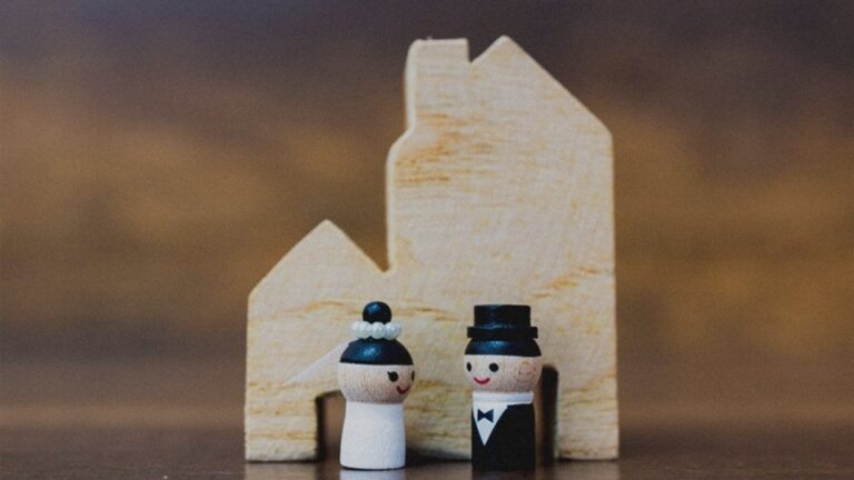    Иллюстрация к материалу: Деревянная свадьба: как отметить 5 лет брака и что подарить