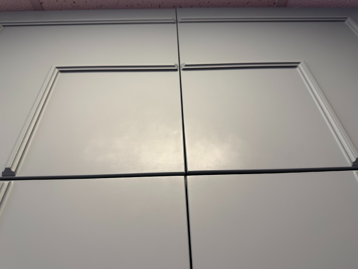 Под определенным углом "засаленные" места очень хорошо видно