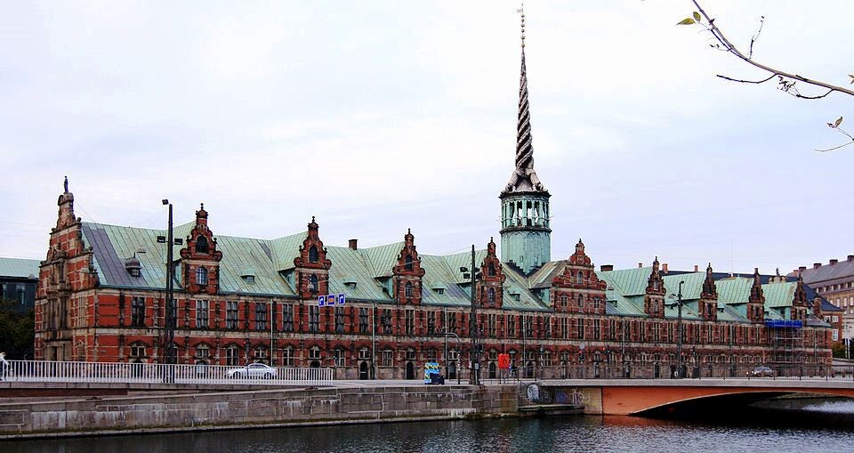 Здание Биржи в Копенгагене. Фото с сайта https://en.wikipedia.org отредактировано автором