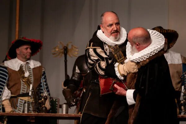 Театральное представление: Разъярённый Тилли угрожает городскому совету.