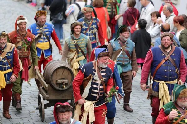 Театральное представление: Шведы в городе