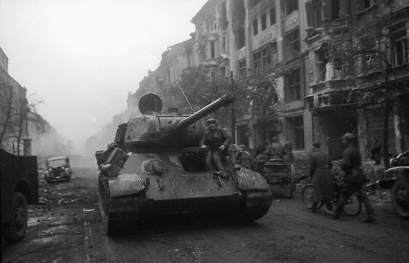 Т-34 на улице Берлина. Автор: Евгений Халдей