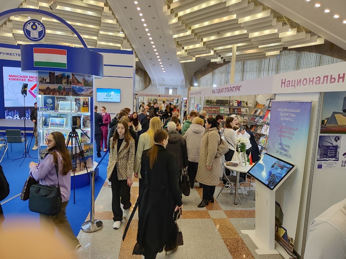 Это людей ещё почти и не было, через час стало совсем не пройти