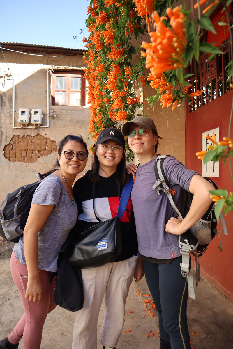 Слево направо: JingJing, FengYan, я