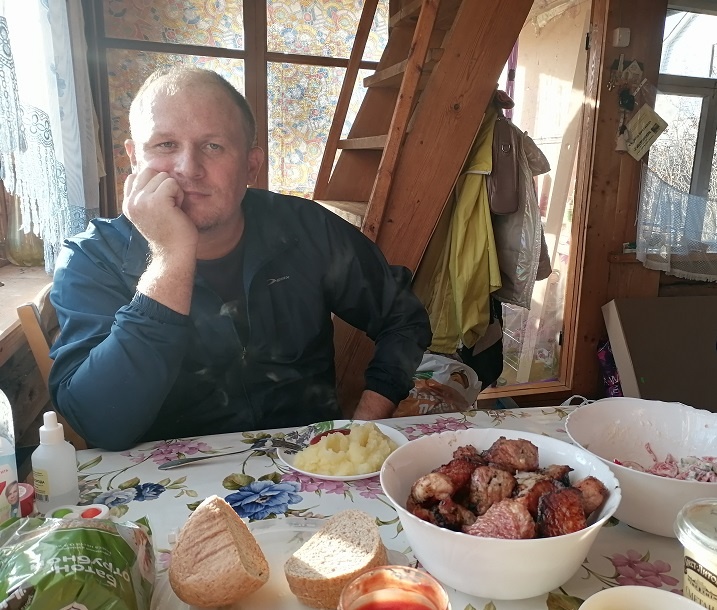 А кто-то отдыхает за приготовлением шашлыка и радуется от того, что может вкусно накормить свою семью.