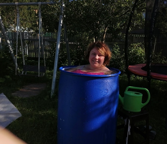 Кто-то кайфует сидя в жару в бочке с прохладной водой...