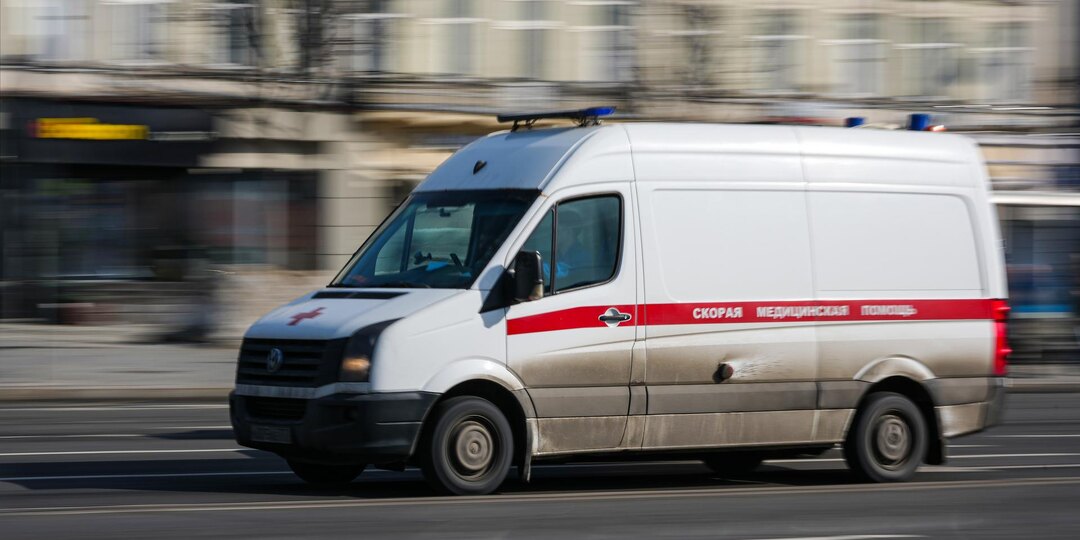 Автобус врезался в эвакуатор на улице Типанова в Петербурге