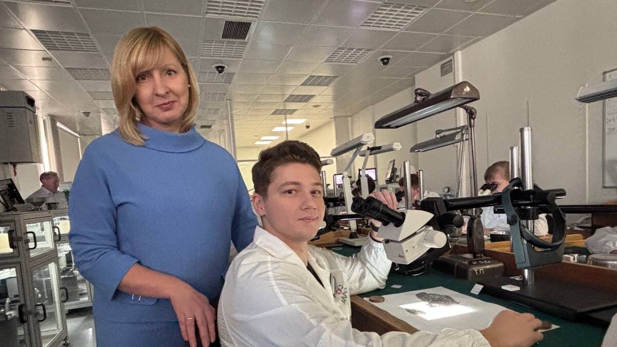    Начальник участка механизированной сортировки алмазов крупной отечественной компании Наталия Анохина держит шефство над молодыми кадрами. Роман Баскаков — один из выпускников столичного колледжа, успешно проявивший себя на практике и оставшийся на предприятии / Фото: Василиса Чернявская / Вечерняя Москва