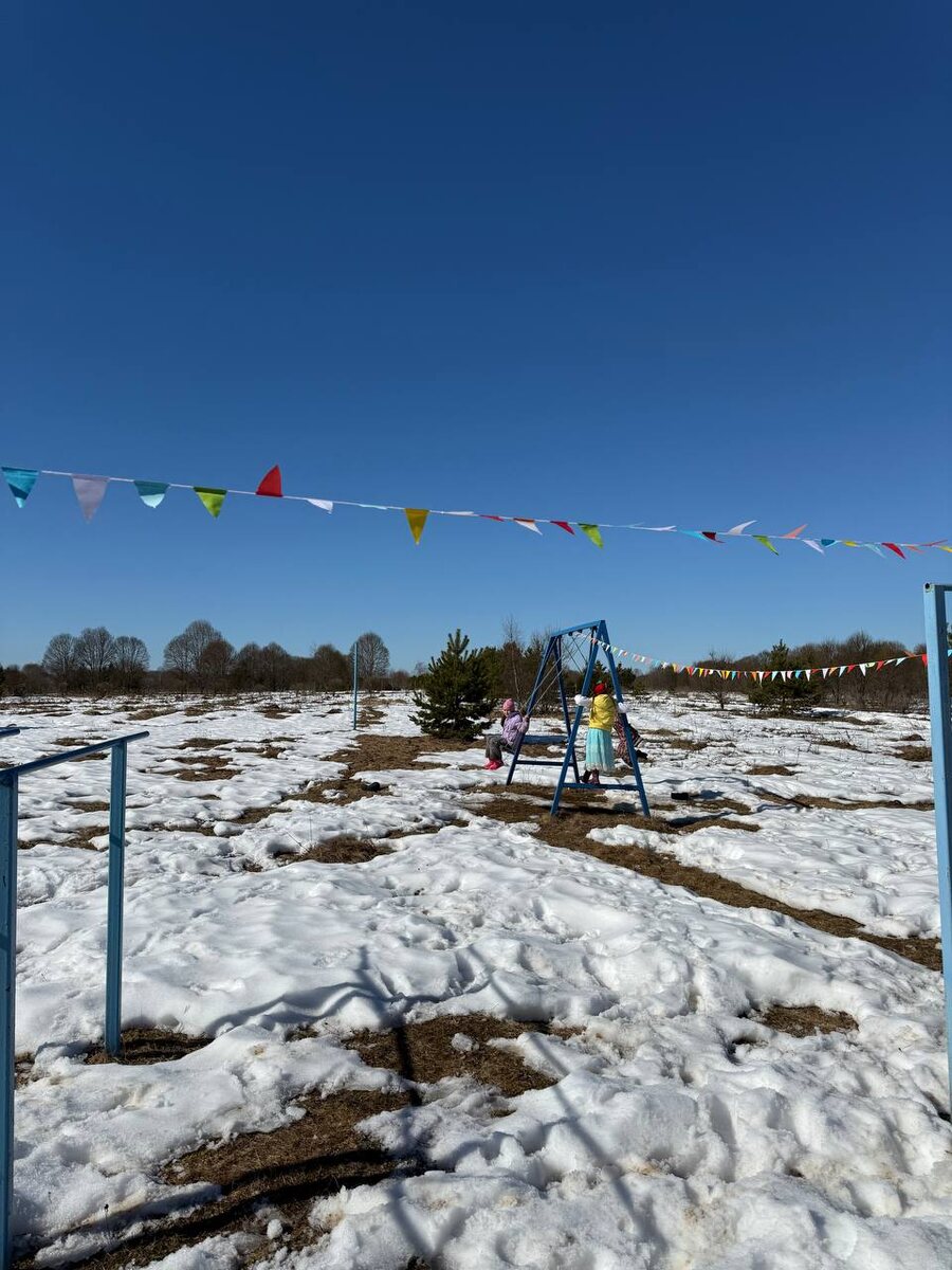 Территория украшена флажками