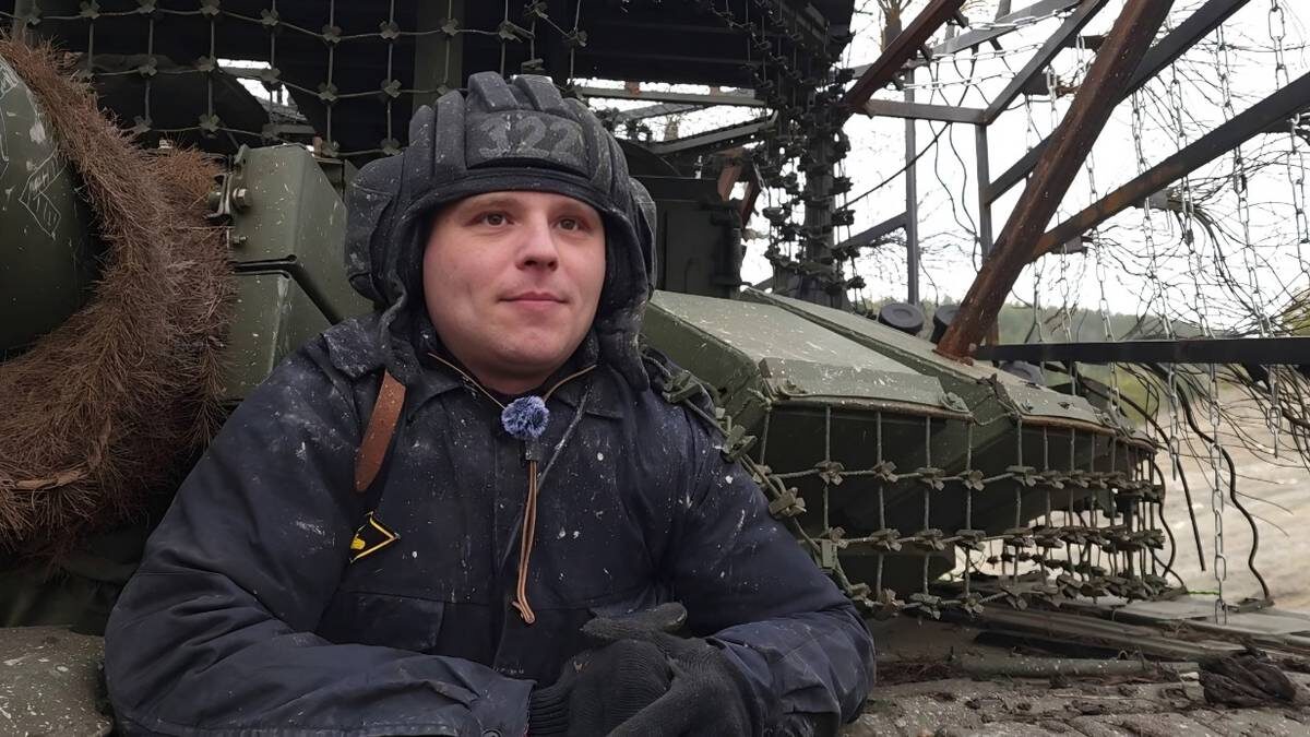    Старший механик-водитель с позывным «Архангел» у своей боевой машины — танка Т-72Б3М. Он неоднократно оказывался под обстрелами, выдерживал страшные попадания, но все еще в строю, продолжает расчищать путь к Победе для пехотинцев / Фото: Марат Чернышов