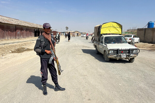 Сотрудник полиции стоит на страже у дороги, ведущей к пограничному переходу между Пакистаном и Афганистаном, 27 февраля 2026 года / Abdul Khaliq Achakzai/Reuters    📷
