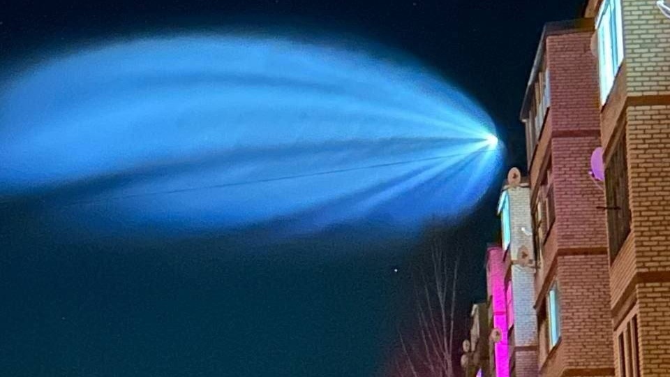 Жители Коми увидели в небе ярко-голубой шлейф