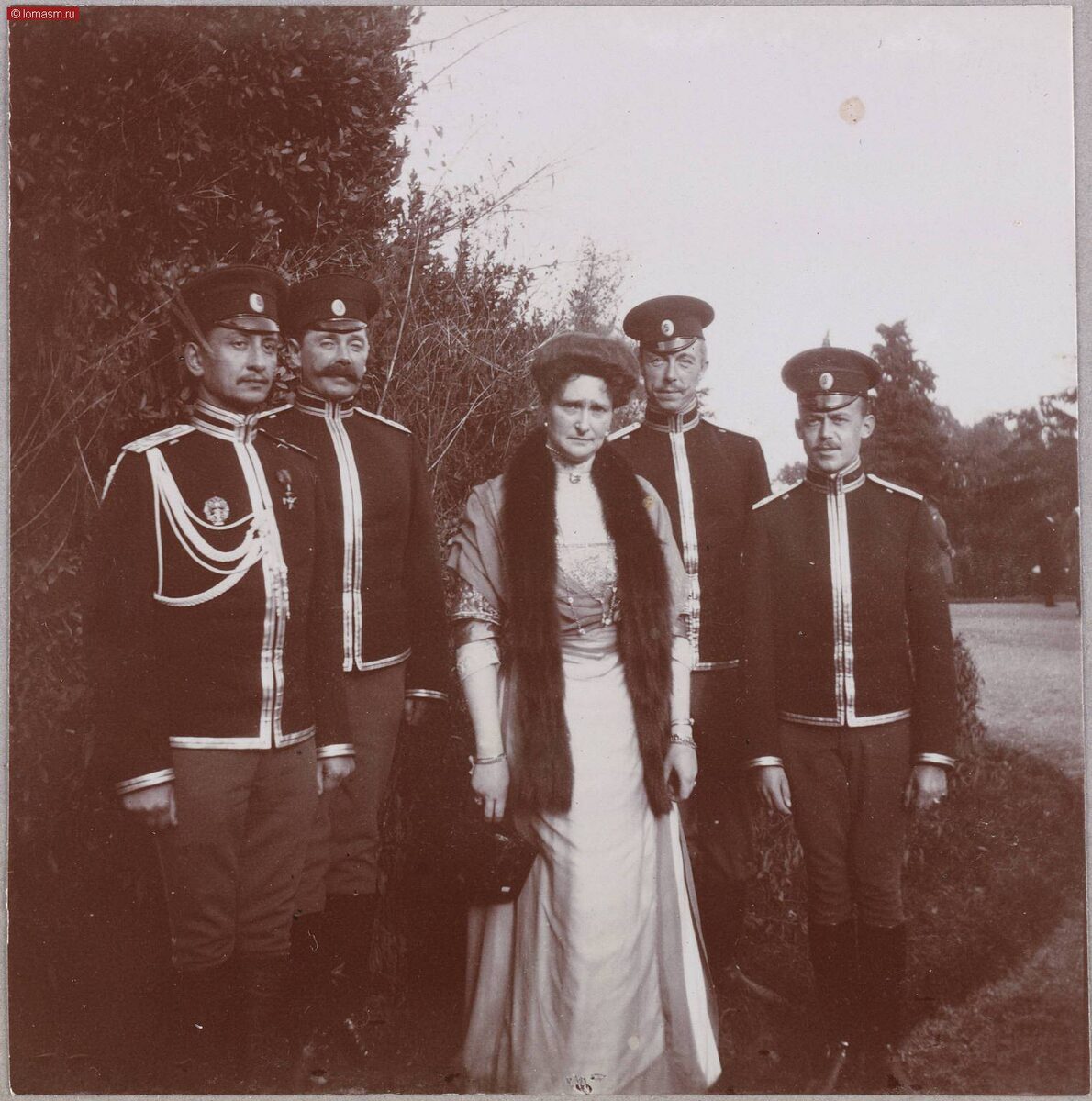 Императрица Александра Федоровна с офицерами Крымского конного полка (из альбома А. Вырубовой)