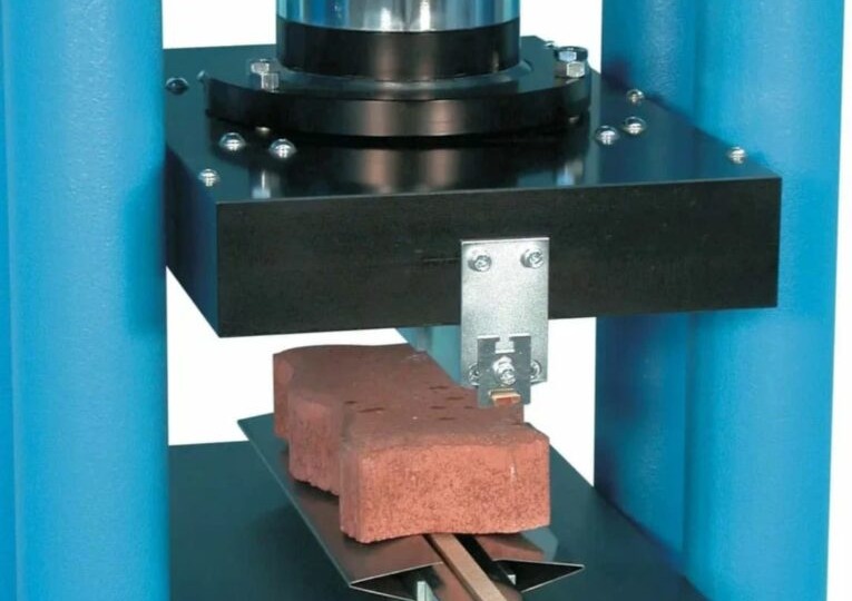 Испытание силикатного кирпича: как убедиться, что стены выдержат морозы и нагрузки?