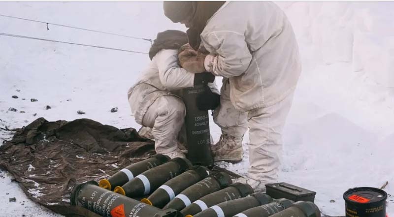 Канадские артиллеристы готовят боеприпасы для М777