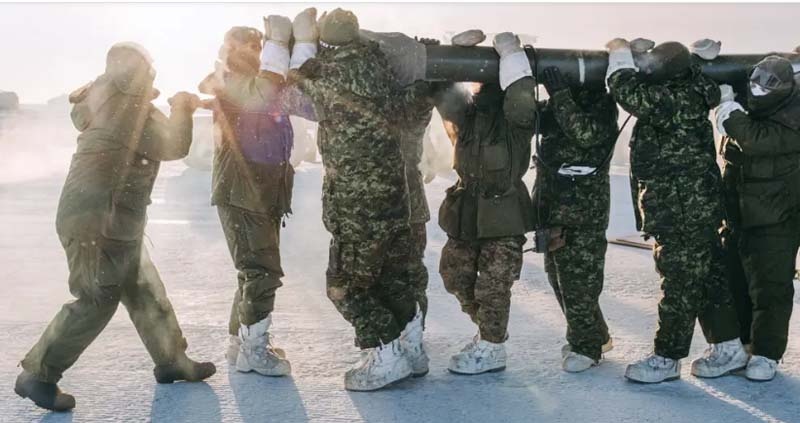 Канадские артиллеристы в ЗЕЛЕНОМ СОВЕТСКОМ КАМУФЛЯЖЕ, на руках выносят из транстпортного самолета ствол М777.