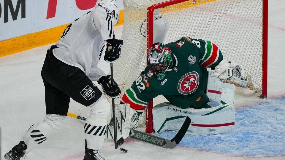 Шайба Ильи Сафонова принесла победу «Ак Барсу» в первом матче серии с «Трактором»