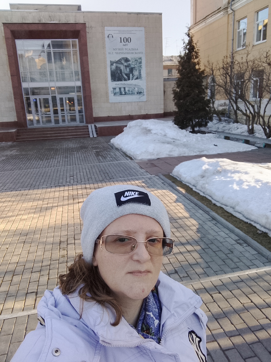 Селфи у входа в музей. Правда вспомнила об этом только когда уходила...