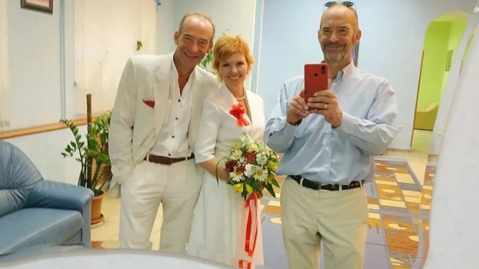 Женатый рекордсмен: 59-летний актер Владимир Торсуев, известный как "Электроник", вновь женился на бывшей жене