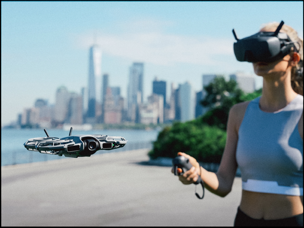 Вот это вообще не я на фото, но дрон как раз тот... правда без той штуки на голове 🎃