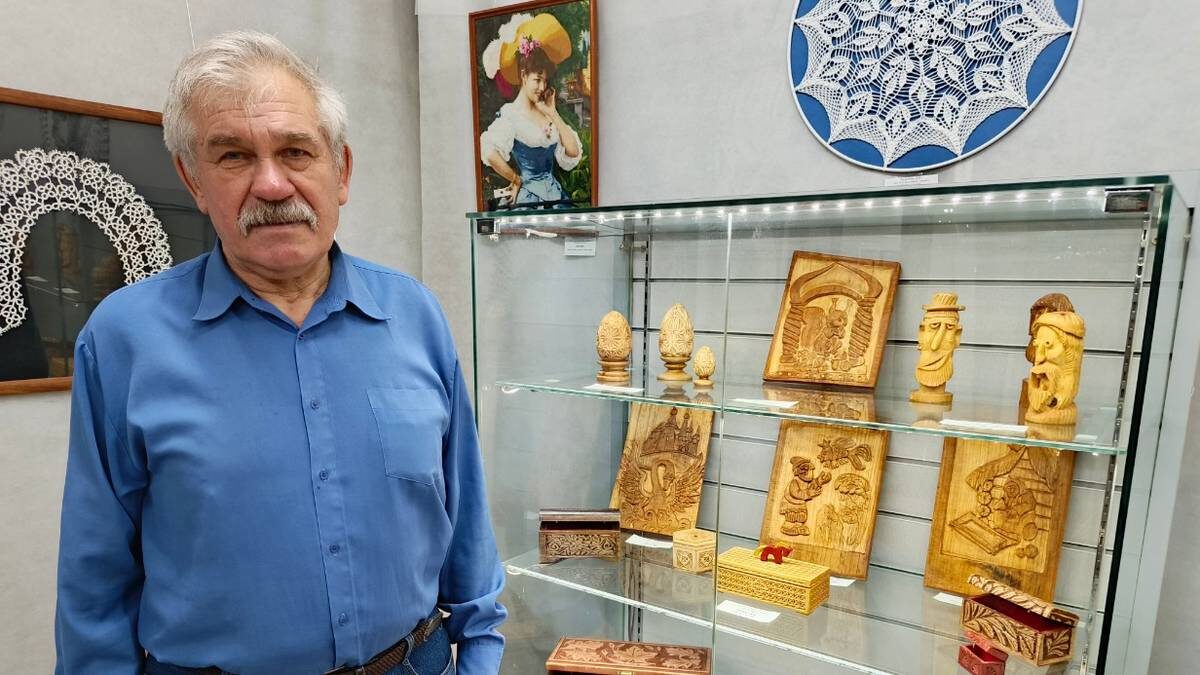   Пенсионер МВД Николай Каринский показывает свои работы, созданные из дерева. Они представлены в Бахрушинском театральном музее в Зарайске / Фото: Андрей Объедков