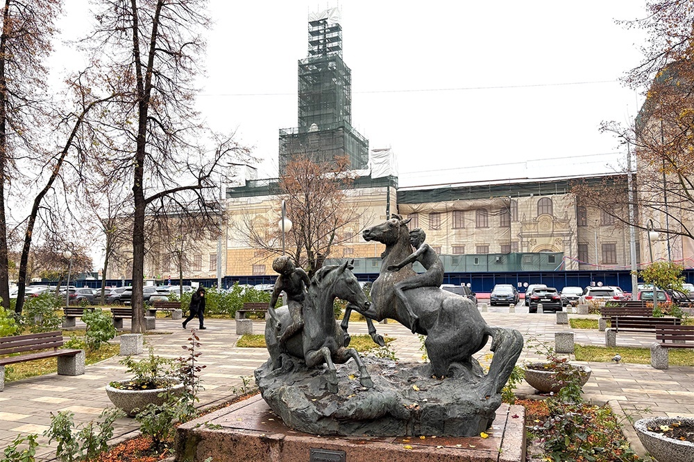    В этом году москвичи увидят обновленным Центральный ипподром, в том числе его главный корпус. / Агентство "Москва"