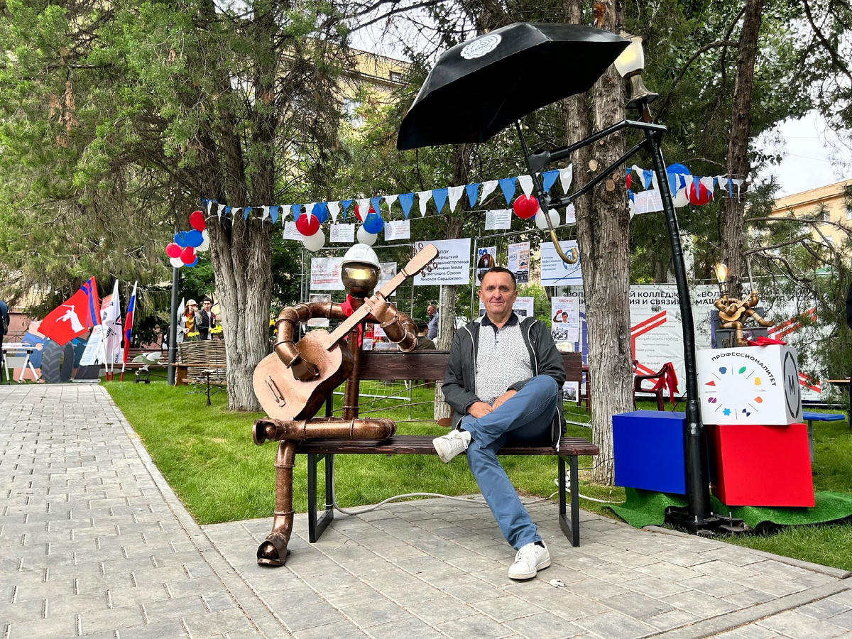 Чурзин Андрей Юрьевич и малая архитектурная форма, светильник "Гитарист". Фестиваль "ТриЧетыре", г. Волгоград, сентябрь 2025г.