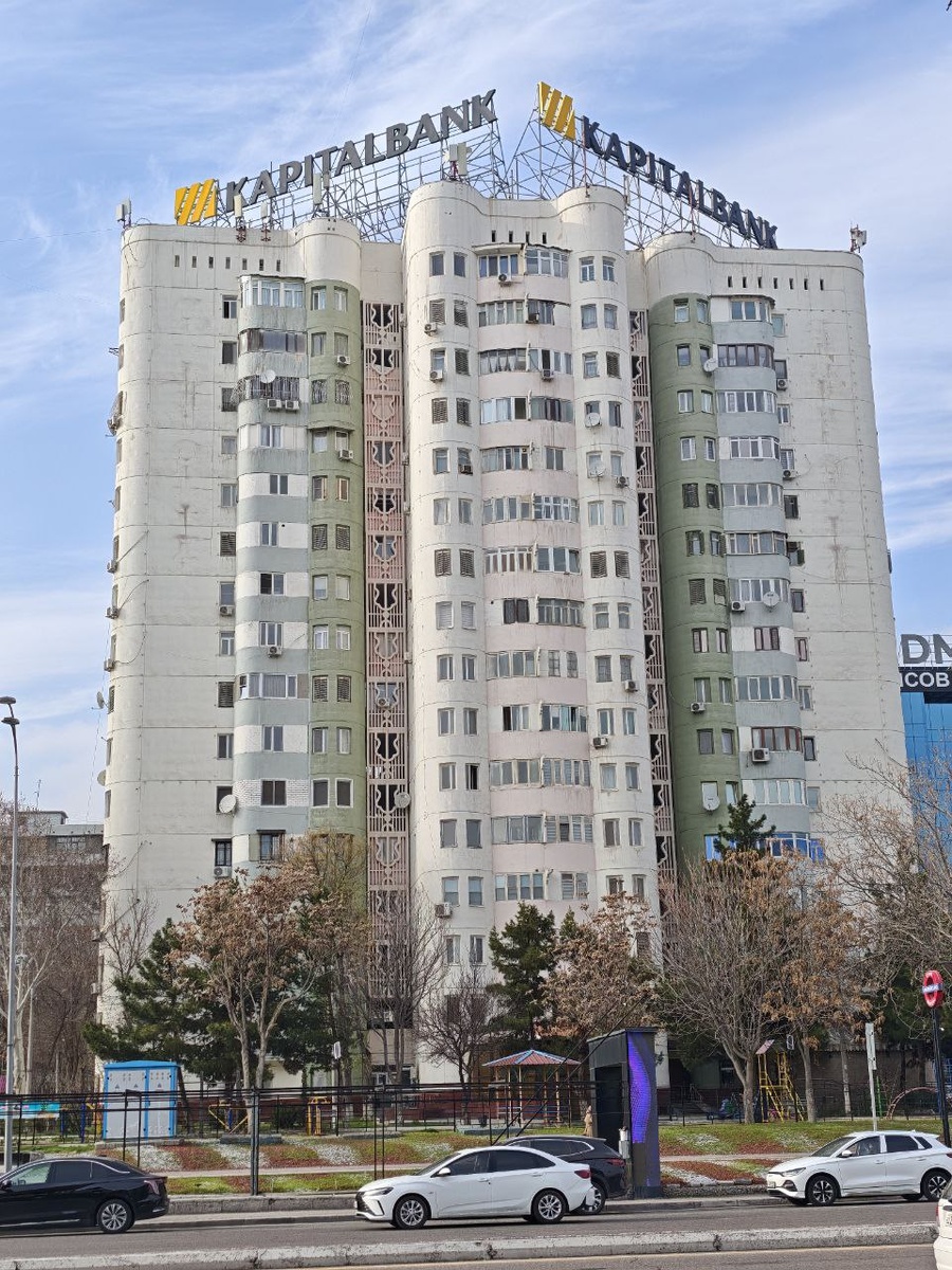 Кто-то в комментариях к прошлой статье просил фотографии современной массовой застройки. Их есть у меня! Правда, тоже заимствованные - ими со мной поделился товарищ, которого гораздо больше интересуют артефакты дней не столь далеко ушедших. 