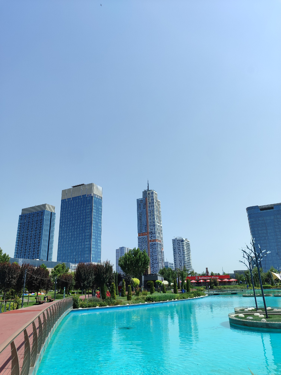 Не знаю, открылись ли шпили нового крутого делового центра для посетителей с тех пор, но уже тогда я всë-таки отыскал классное место, где можно было на них полюбоваться невозбранно - офигенский парк у подножия фешенебельных отелей и циклопических конструкций торгового центра, который ещë не начал работать на полную, а потому никто не помешал мне сделать пару симпатичных фотографий. 