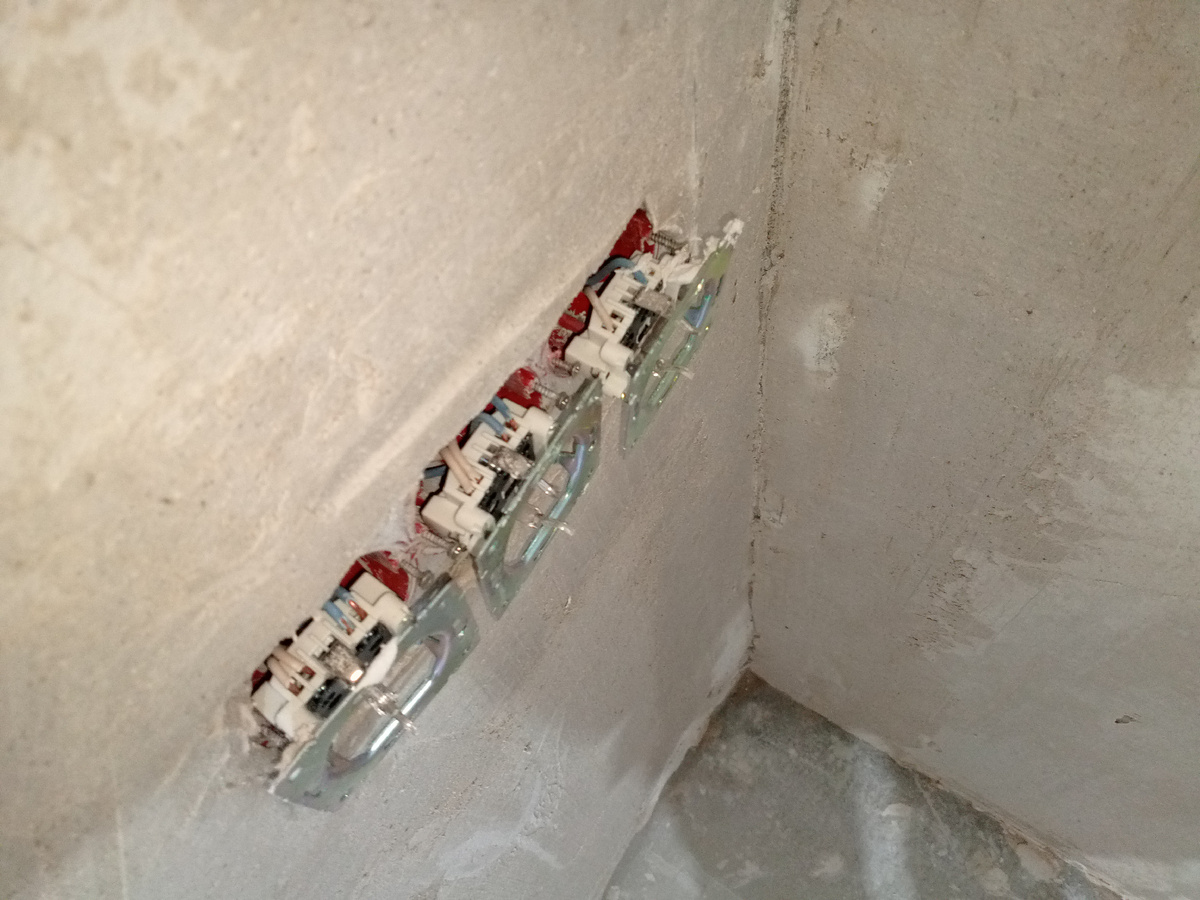 Дошло дело и до розеток...