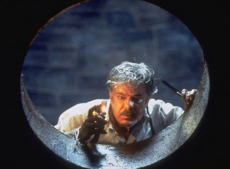 Где эта девочка, уже ну такая она и стремная...