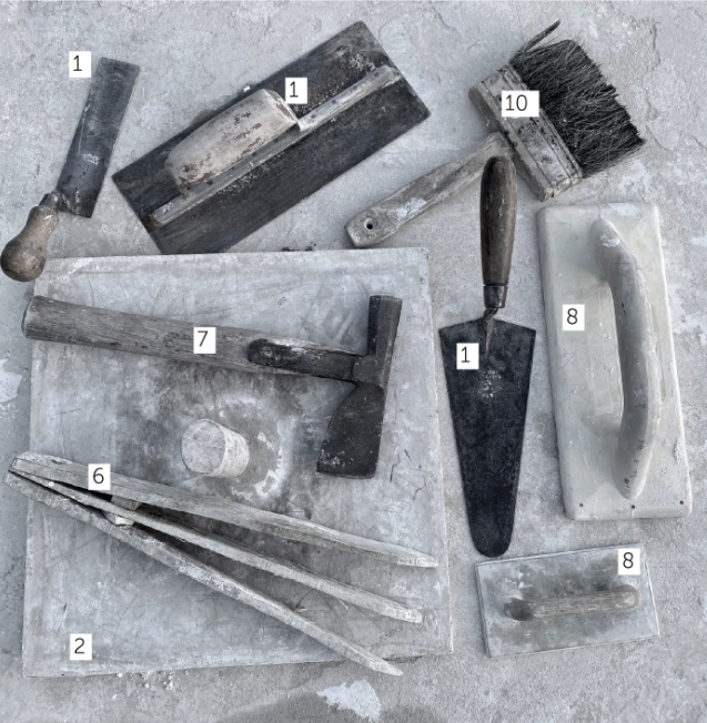 Основной набор инструментов для известковой штукатурки.